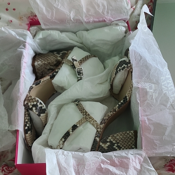 Vince Camuto Women's Snakeskin Block Heel Sandals NWB - Picture 6 of 6